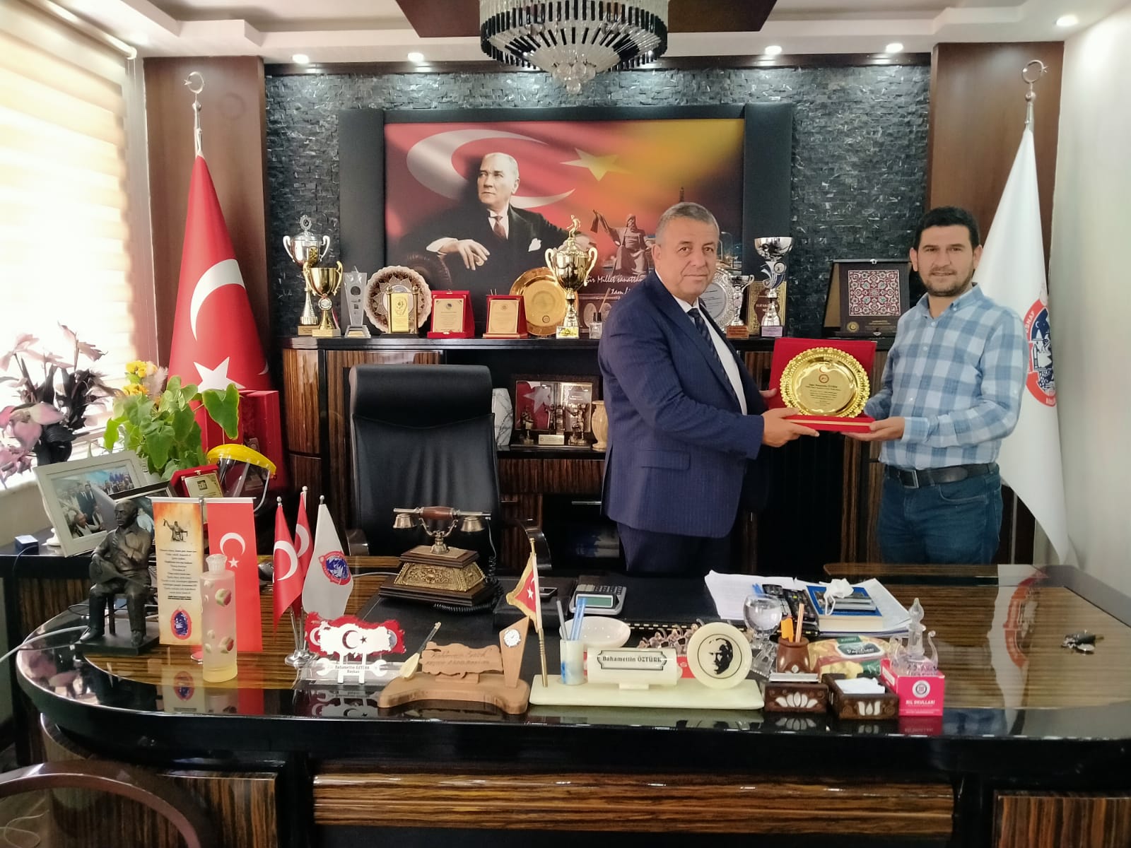 Kırşehir Berberler ve Kuaförler Odası şükran plaketi verdi