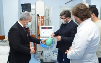 VALİ AKIN’DAN HASTANE ZİYARETİ
