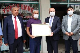 AHİ ESNAFI SEÇİLEN YUNUS DEMİRYOL’A PLAKETİ VERİLDİ