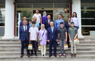 Vali Akın LGS’de Dereceye Giren Öğrencileri Ödüllendirdi