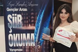 GİZEM KONAKOĞLU ŞİİR OKUMA YARIŞMASINDA BİRİNCİ OLDU