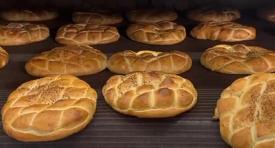 EL DEĞMEDEN YAPILAN ÇİFTLİ RAMAZAN PİDESİ 10 TL’DEN SATILIYOR