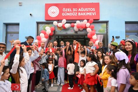 BAŞKAN EKİCİOĞLU, ZAFER BAYRAMI KUTLAMA PROGRAMLARINA KATILDI, GÜNDÜZ BAKIMEVİ’NİN AÇILIŞINI YAPTI