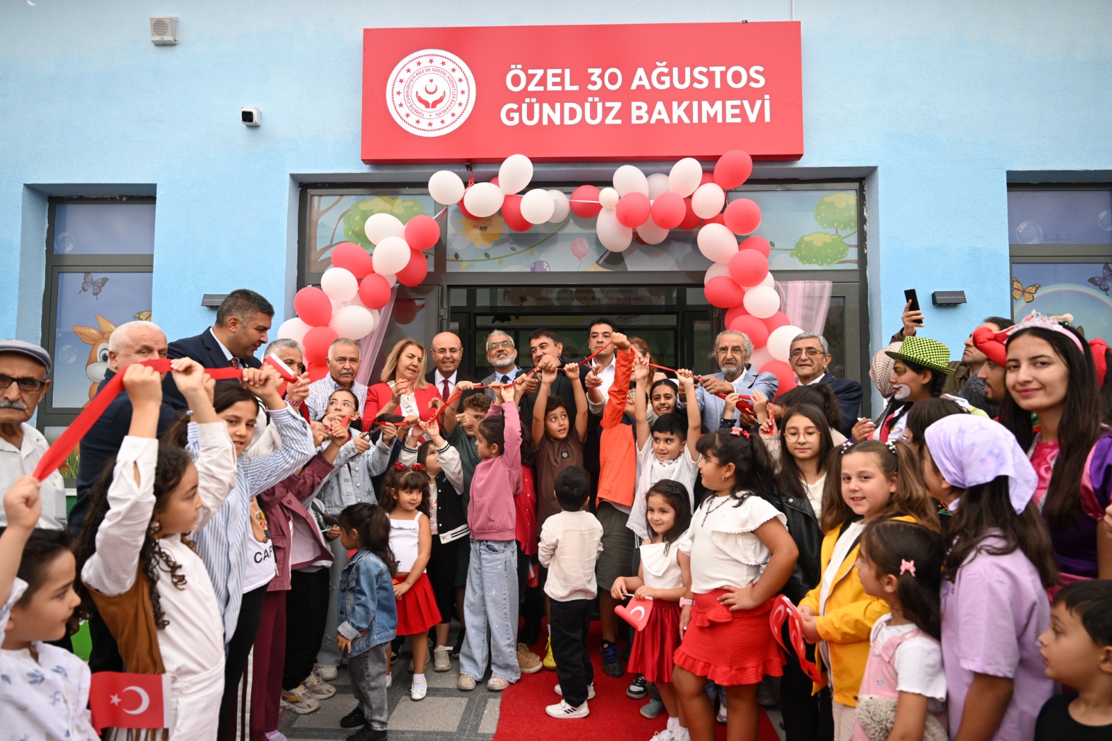 BAŞKAN EKİCİOĞLU, ZAFER BAYRAMI KUTLAMA PROGRAMLARINA KATILDI, GÜNDÜZ BAKIMEVİ’NİN AÇILIŞINI YAPTI